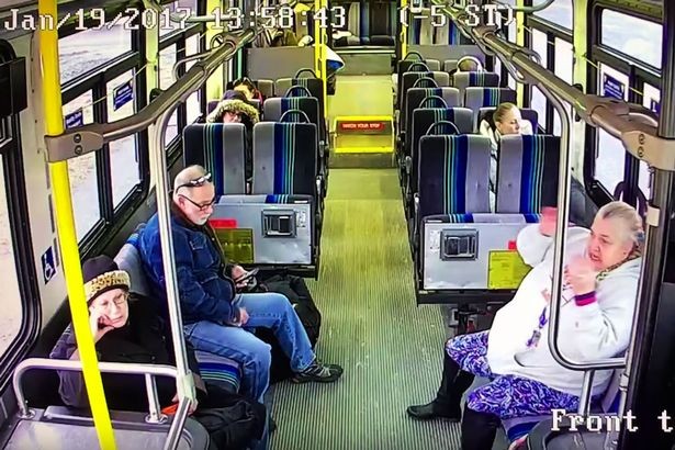 Xe tải đâm xuyên thân xe buýt, hành khách sống sót thần kì ảnh 1