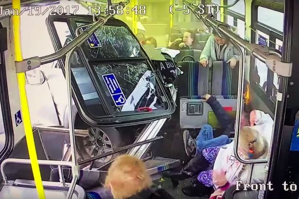 Xe tải đâm xuyên thân xe buýt, hành khách sống sót thần kì ảnh 2