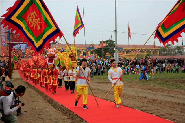 Chủ tịch nước Trần Đại Quang lái máy cày ở Lễ hội Tịch Điền ảnh 2