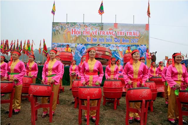 Chủ tịch nước Trần Đại Quang lái máy cày ở Lễ hội Tịch Điền ảnh 1