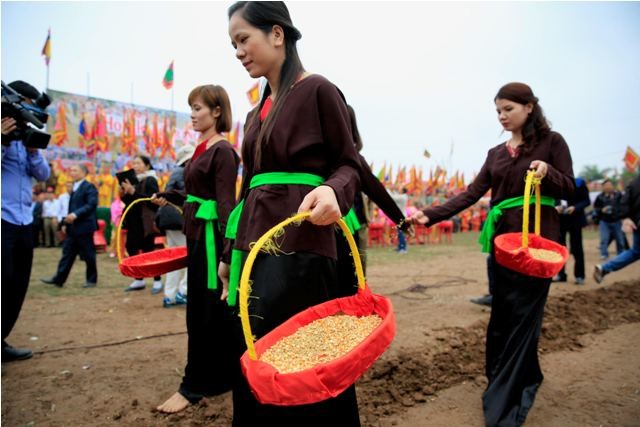 Chủ tịch nước Trần Đại Quang lái máy cày ở Lễ hội Tịch Điền ảnh 9