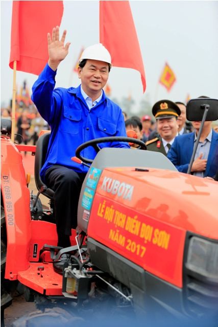Chủ tịch nước Trần Đại Quang lái máy cày ở Lễ hội Tịch Điền ảnh 7