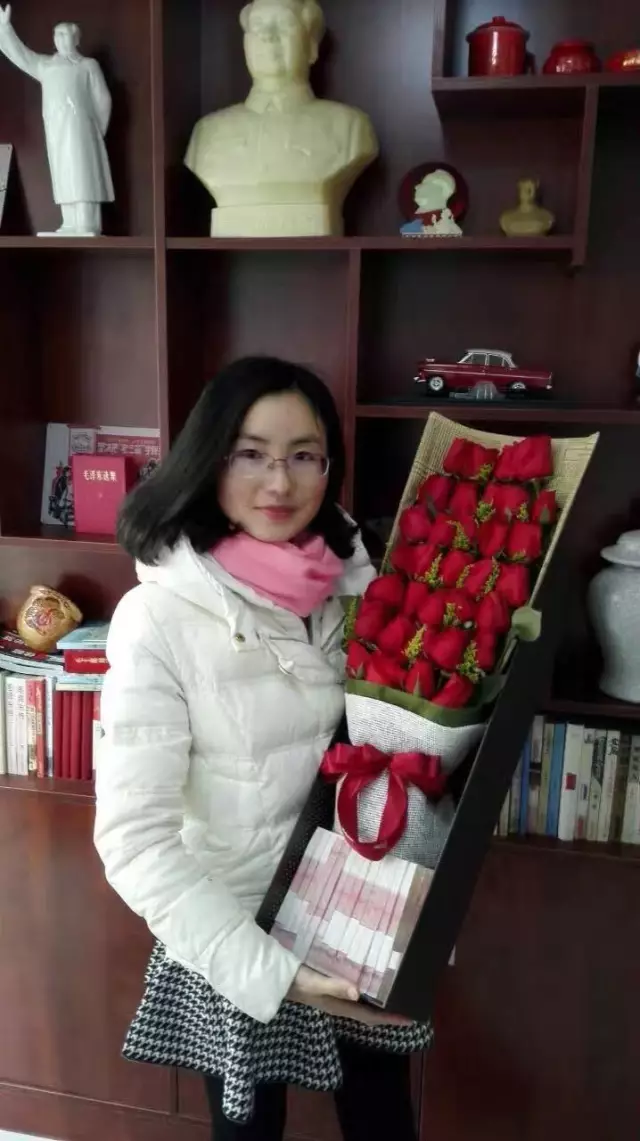 ‘Soái ca’ tặng vợ hộp hoa hồng giá nửa tỉ đồng dịp Valentine ảnh 1