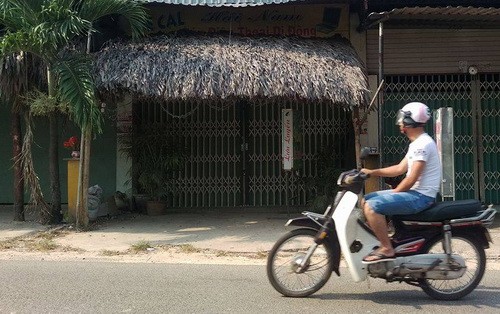 Cảnh sát làm việc với bạn trai của cô gái có hình xăm hoa hồng ảnh 1