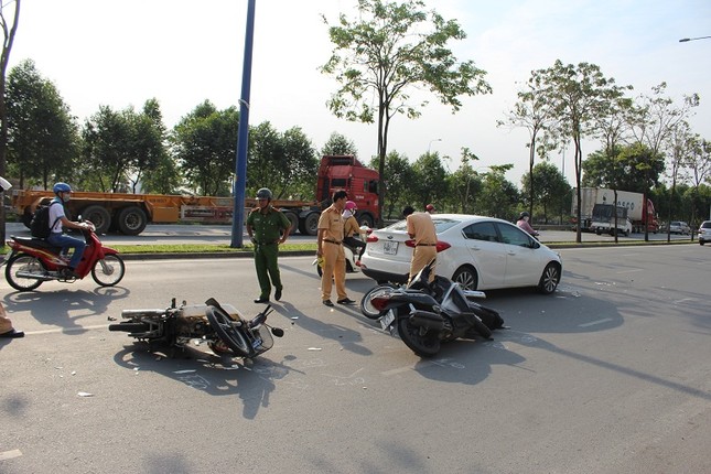 Nữ tài xế lái ô tô gây tai nạn liên hoàn với 4 xe máy ảnh 1