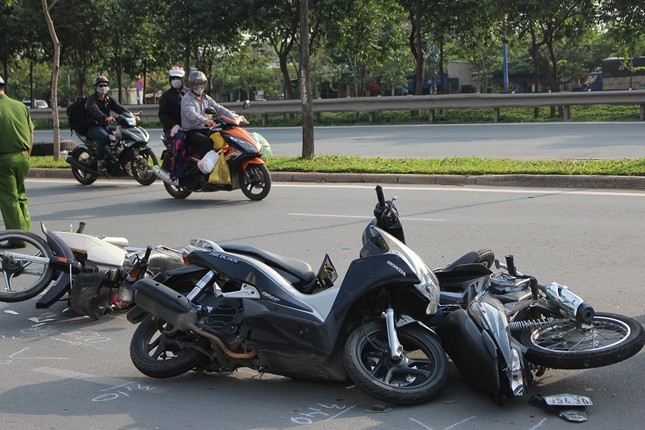 Nữ tài xế lái ô tô gây tai nạn liên hoàn với 4 xe máy ảnh 2