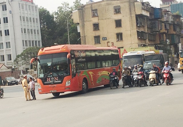 Thanh tra giao thông làm ngơ để xe trái tuyến lộng hành ảnh 2