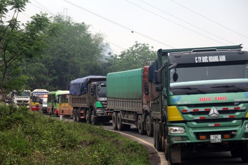 Xe bồn chắn ngang đường, quốc lộ 6 tắc nghẽn 7km ảnh 1