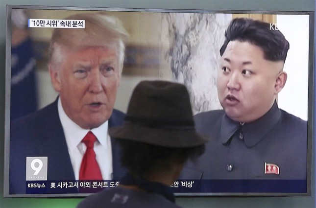 Tổng thống Donald Trump thân thiện khó tin với Chủ tịch Kim Jong-un ảnh 1
