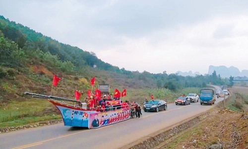 Người Thanh Hoá chế 'du thuyền' sang thăm nhà thủ môn Tiến Dũng ảnh 1