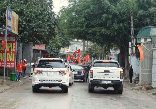 Người Thanh Hoá chế 'du thuyền' sang thăm nhà thủ môn Tiến Dũng ảnh 2