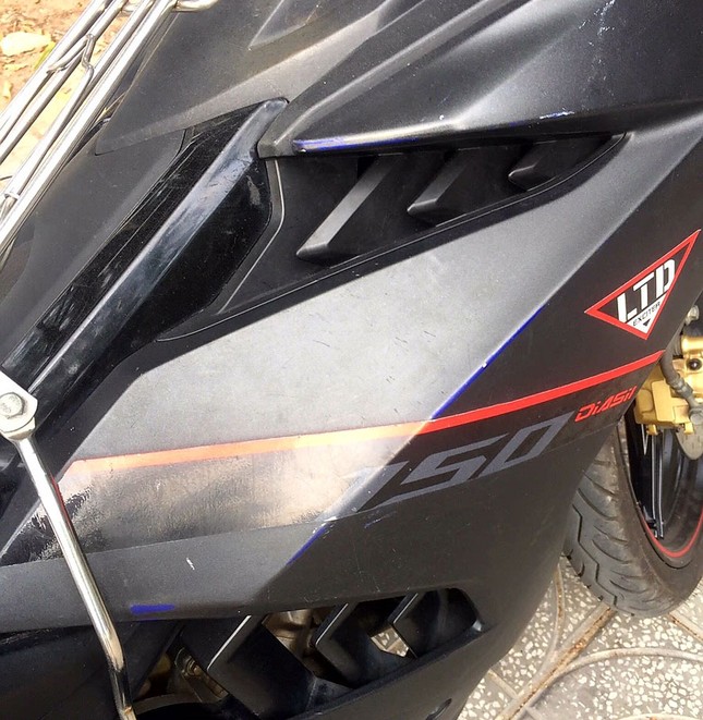 Đại lí Yamaha 'phù phép' xe Exciter màu xanh thành màu đen nhám ảnh 1