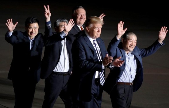 Ông Trump đích thân đón 3 tù nhân được Triều Tiên phóng thích ảnh 3