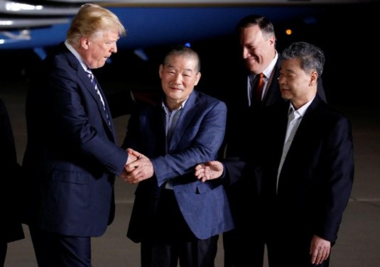 Ông Trump đích thân đón 3 tù nhân được Triều Tiên phóng thích ảnh 2