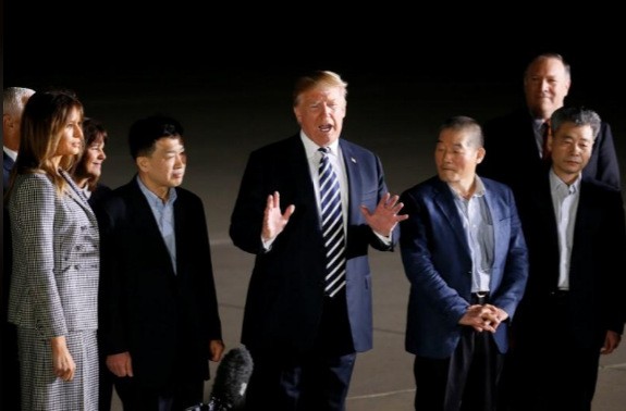 Ông Trump đích thân đón 3 tù nhân được Triều Tiên phóng thích ảnh 4