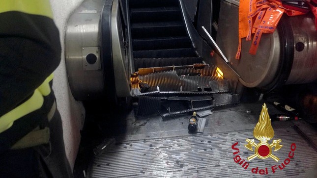 Thang cuốn bất ngờ tăng tốc, hàng chục fan bóng đá bị thương ảnh 1