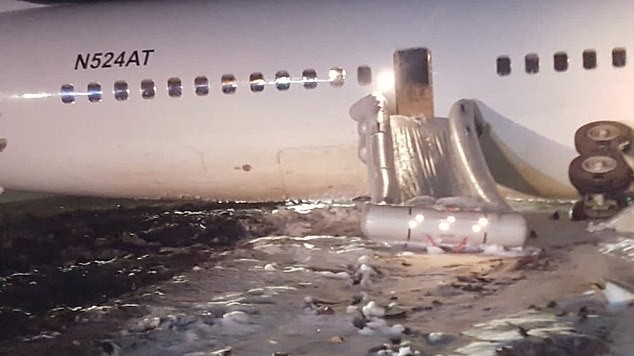 Máy bay Boeing chở 120 hành khách đâm sầm xuống đường băng ảnh 3