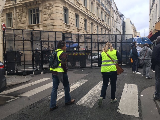 Pháp: Paris hỗn loạn vì biểu tình phản đối tăng giá nhiên liệu ảnh 13