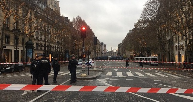 Pháp: Paris hỗn loạn vì biểu tình phản đối tăng giá nhiên liệu ảnh 4