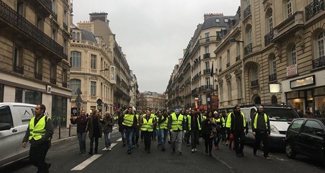 Pháp: Paris hỗn loạn vì biểu tình phản đối tăng giá nhiên liệu ảnh 3