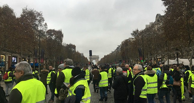 Pháp: Paris hỗn loạn vì biểu tình phản đối tăng giá nhiên liệu ảnh 1