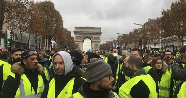 Pháp: Paris hỗn loạn vì biểu tình phản đối tăng giá nhiên liệu ảnh 2