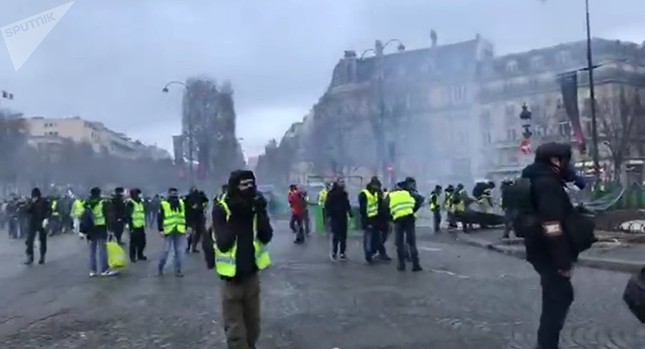 Pháp: Paris hỗn loạn vì biểu tình phản đối tăng giá nhiên liệu ảnh 5