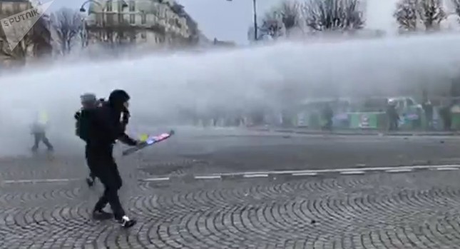 Pháp: Paris hỗn loạn vì biểu tình phản đối tăng giá nhiên liệu ảnh 6