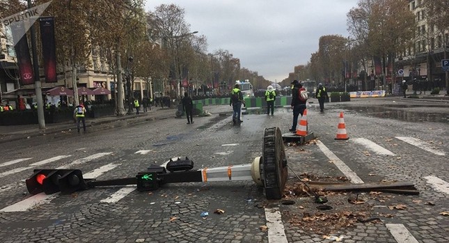 Pháp: Paris hỗn loạn vì biểu tình phản đối tăng giá nhiên liệu ảnh 10
