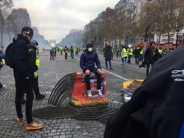 Pháp: Paris hỗn loạn vì biểu tình phản đối tăng giá nhiên liệu ảnh 9