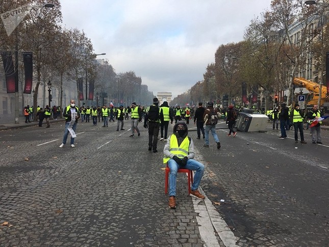 Pháp: Paris hỗn loạn vì biểu tình phản đối tăng giá nhiên liệu ảnh 8