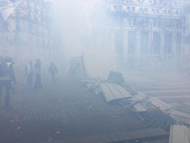 Pháp: Paris hỗn loạn vì biểu tình phản đối tăng giá nhiên liệu ảnh 7