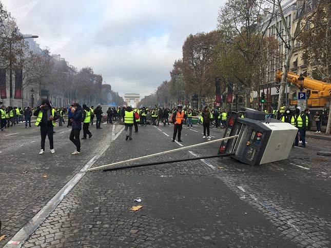 Pháp: Paris hỗn loạn vì biểu tình phản đối tăng giá nhiên liệu ảnh 11