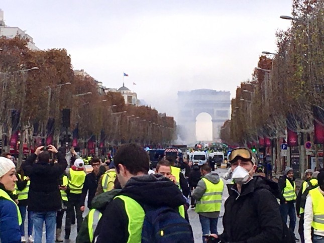 Pháp: Paris hỗn loạn vì biểu tình phản đối tăng giá nhiên liệu ảnh 12