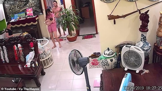 Vụ võ sư Việt Nam đánh vợ đang ôm con lên báo nước ngoài ảnh 1