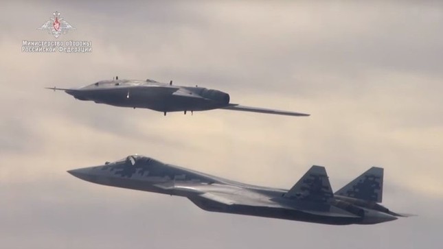 Xem Su-57 ‘song kiếm hợp bích’ ngoạn mục cùng UAV Thợ săn Nga ảnh 1