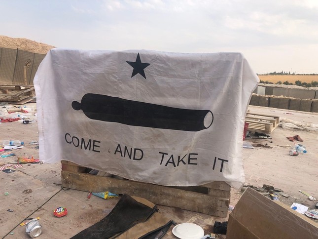 Quân Mỹ tự ném bom căn cứ của mình ở Syria ảnh 4