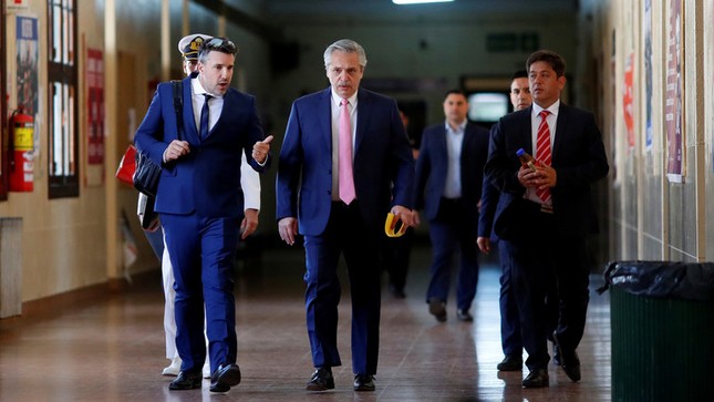 Tổng thống Argentina vừa nhậm chức đã đi trông thi ảnh 1