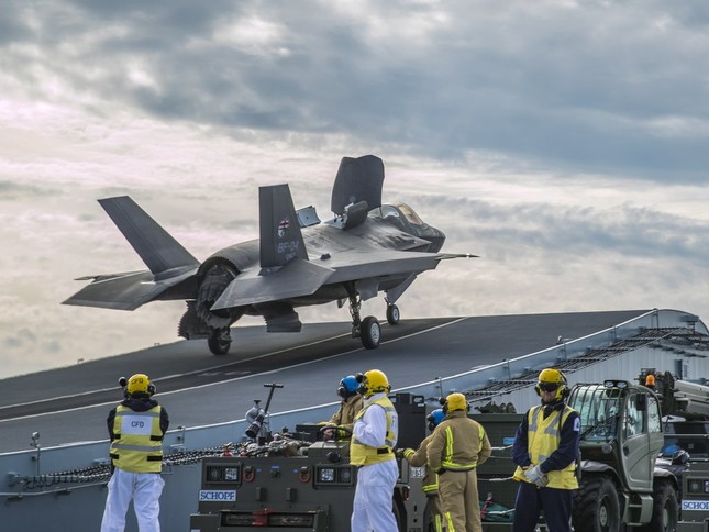 Ngoạn mục cảnh tiêm kích F-35B lần đầu cất cánh từ khu trục hạm Anh ảnh 1