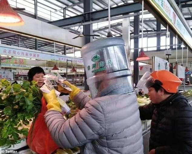Người Trung Quốc đội chai nhựa, bọc túi nilon để tránh lây virus corona ảnh 4