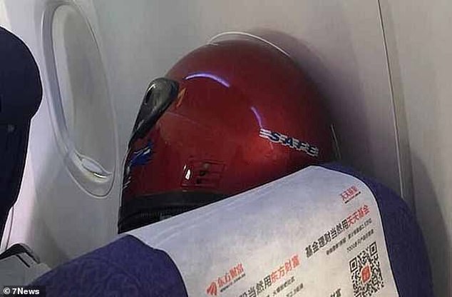 Người Trung Quốc đội chai nhựa, bọc túi nilon để tránh lây virus corona ảnh 6