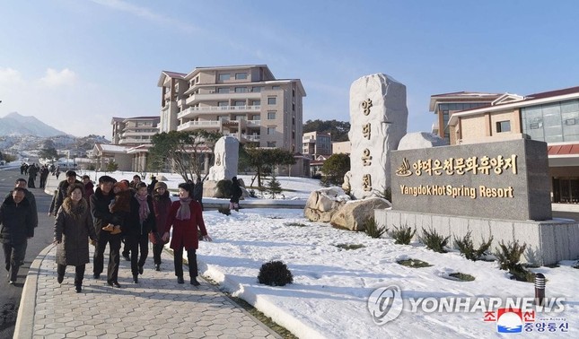 Nhà lãnh đạo Kim tái xuất: Chỉ đạo chống Covid-19, giám sát tập trận quân sự ảnh 1