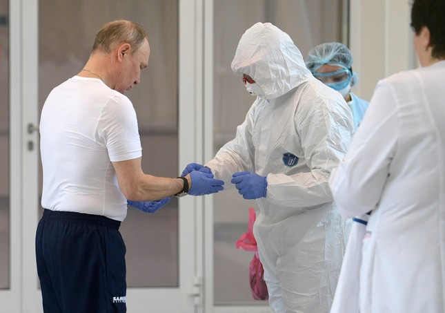 Ông Putin mặc đồ bảo hộ đi thăm bệnh nhân COVID-19 ảnh 1