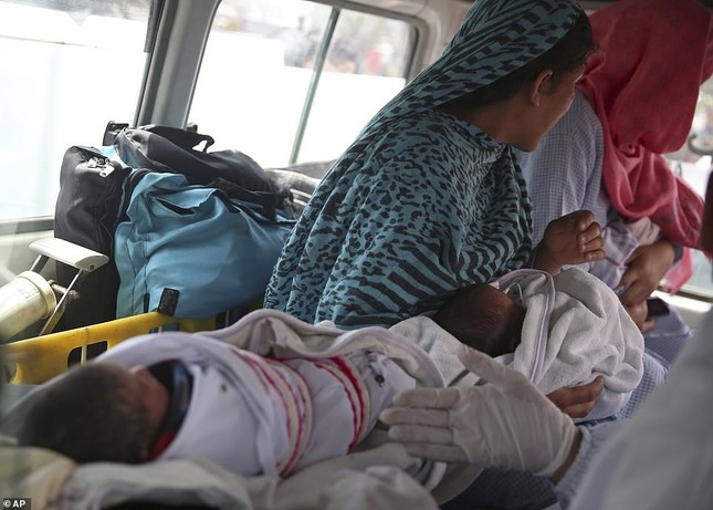 Afghanistan: Tấn công đẫm máu tại bệnh viện phụ sản, gần 30 người thương vong ảnh 2