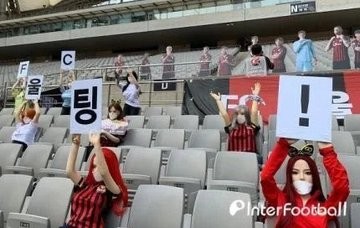 Đội bóng Hàn Quốc lấp chỗ trống khán đài bằng... búp bê tình dục ảnh 1