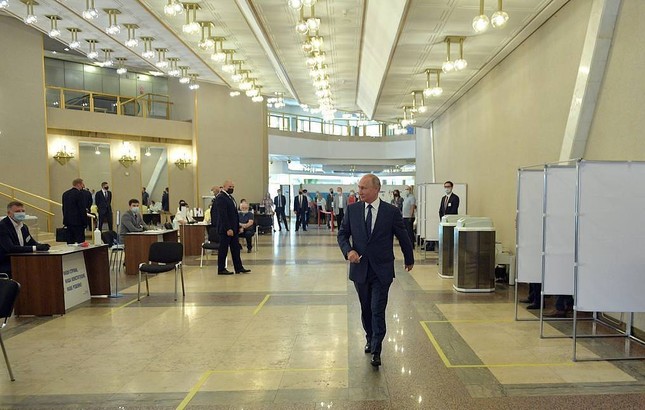 Ông Putin đi bỏ phiếu về việc sửa đổi Hiến pháp Nga ảnh 1