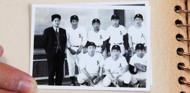 Người kế nhiệm ông Shinzo Abe: Gia đình trồng dâu tây, từng làm thêm ở chợ cá ảnh 3