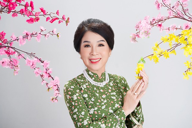 Ông xã kín tiếng 40 năm chở vợ đi diễn bằng xe máy của NSND Kim Xuân ảnh 1