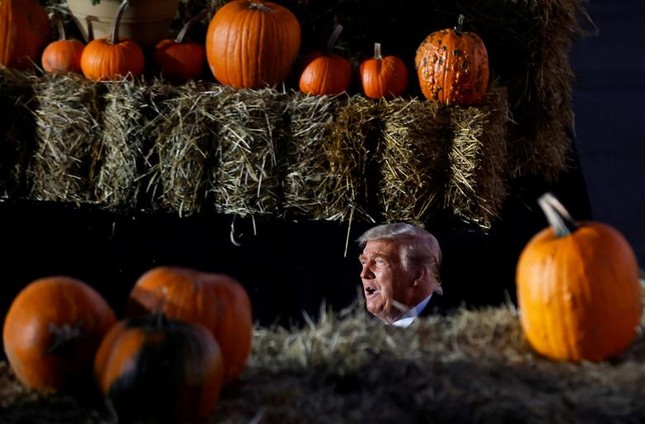 Ông Trump vận động cử tri xuyên đêm, ông Biden về quê gặp đồng hương ảnh 1