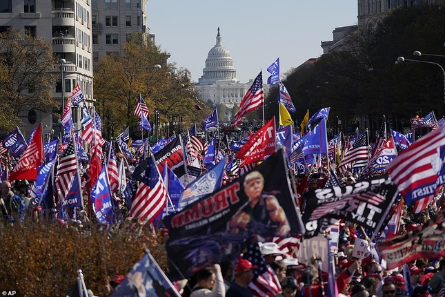 Hàng chục nghìn người đổ về thủ đô tuần hành ủng hộ ông Trump ảnh 6